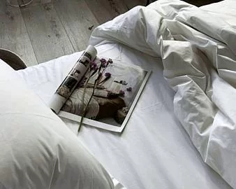 Белое постельное у нас часто ассоциируется с отпуском, отдыхом и хорошим настроением