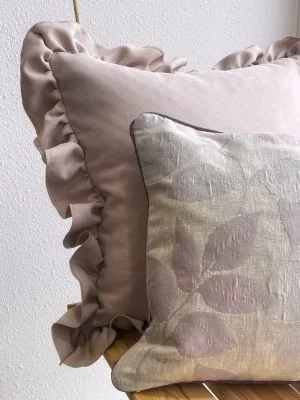 Декоративная подушка  с рюшами